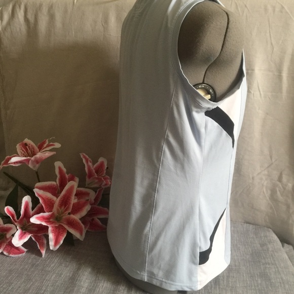 IZOD Cool FX sleeveless Ladie’s golf or tennis top - Picture 4 of 7